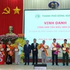 Lãnh đạo tỉnh Bình Phước và thành phố Đồng Xoài tuyên dương 10 công dân tiêu biểu thành phố. (Ảnh: Đậu Tất Thành/TTXVN)