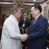 Chủ tịch Quốc hội Vương Đình Huệ thăm nguyên Tổng Bí thư, nguyên Chủ tịch nước Lào Bounnhang Vorachith. (Ảnh: Doãn Tấn/TTXVN)