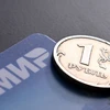 Đồng ruble và thẻ thanh toán MIR của Nga. (Ảnh: AFP/TTXVN)