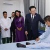Chủ tịch Quốc hội Vương Đình Huệ thăm hỏi bệnh nhân điều trị tại Bệnh viện Quốc tế La Vie. (Ảnh: Doãn Tấn/TTXVN)