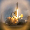 Tên lửa đẩy Falcon Heavy của Công ty SpaceX mang theo tàu vũ trụ Psyche rời bệ phóng tại Trung tâm Vũ trụ Kennedy ở bang Florida (Mỹ), ngày 13/10. (Ảnh: AFP/TTXVN)