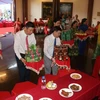 Các lãnh đạo tỉnh Đồng Tháp dâng mâm phẩm vật tại lễ Giỗ lần thứ 94 cụ Phó Bảng Nguyễn Sinh Sắc. (Ảnh: Nguyễn Văn Trí/TTXVN)