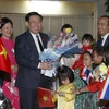 Chủ tịch Quốc hội Vương Đình Huệ với cán bộ, nhân viên, con em Đại sứ quán Việt Nam tại Thái Lan tại lễ đón. (Ảnh: Doãn Tấn/TTXVN)