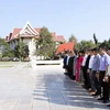 Phút mặc niệm trước Tượng đài Chủ tịch Kaysone Phomvihane tại thủ đô Vientiane. (Ảnh: Phạm Kiên/TTXVN)