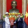 Chủ tịch nước Võ Văn Thưởng trao quyết định thăng cấp bậc hàm Thượng tướng cho Thứ trưởng Bộ Công an Nguyễn Duy Ngọc. (Ảnh: Thống Nhất/TTXVN)