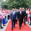 Thủ tướng Phạm Minh Chính và Thủ tướng Campuchia Samdech Hun Manet đến thăm Trường Đại học Ngoại thương. (Ảnh: Phạm Kiên/TTXVN)