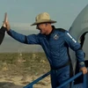 Tỷ phú người Mỹ Jeff Bezos (phải) rời tàu vũ trụ New Shepard sau khi con tàu hạ cánh an toàn trên sa mạc Texas ngày 20/7/2021. (Ảnh: AFP/TTXVN)