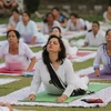 Biểu diễn tập Yoga tại Amritsar, Ấn Độ. (Ảnh: THX/TTXVN)