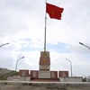 Cột cờ Tổ quốc trên huyện đảo Lý Sơn. (Ảnh: Vũ Sinh/TTXVN) 