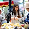 Du khách tham quan, trải nghiệm ẩm thực trong phố cổ Hà Nội. (Ảnh: Thanh Tùng/TTXVN)