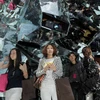 Người dân Trung Quốc tại một triển lãm các sản phẩm của Louis Vuitton ở Bắc Kinh. (Ảnh: AFP/TTXVN)