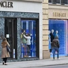 Một cửa hàng của thương hiệu thời trang Moncler ở London, Anh. (Ảnh: AFP/TTXVN)