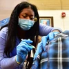 Một điểm tiêm vaccine ngừa COVID-19 tại Los Angeles, Mỹ. (Ảnh: AFP/TTXVN)