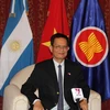 Đại sứ Việt Nam tại Argentina Dương Quốc Thanh trao đổi với phóng viên TTXVN. (Ảnh: Ngọc Tùng/TXVN) 