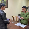 Cơ quan Cảnh sát Điều tra đang đọc lệnh bắt giữ đối với bị can Nguyễn Công Thành. (Ảnh: Cơ quan Công an cung cấp)
