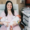 Kelsey Hatcher hạnh phúc bên hai bé gái vừa sinh Roxi Layla (trái) và Rebel Laken (phải) tại bệnh viện Birmingham, bang Alabama, Mỹ. (Ảnh: AFP/TTXVN)