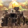 Quân đội Israel phóng đạn pháo về khu vực giáp giới Dải Gaza. (Ảnh: AFP/TTXVN) 