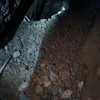 Lực lượng chức năng phát hiện 1 tấn quặng vàng tại hầm khai thác vàng sâu trong lòng đất tại bản Phiêng Chạng, xã Noong Hẻo, Sìn Hồ. (Ảnh: TTXVN phát)