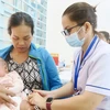 Tiêm vaccine dịch vụ tại Trạm Y tế xã Phong Phú, huyện Bình Chánh, Thành phố Hồ Chí Minh. (Ảnh: Đinh Hằng/TTXVN)