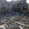 Cảnh đổ nát sau vụ không kích của Israel xuống thành phố Khan Younis, Dải Gaza. (Ảnh: THX/TTXVN) 