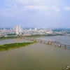 Cầu Long Biên vắt qua sông Hồng. (Ảnh: TTXVN phát)