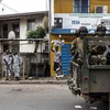 Binh sỹ Sierra Leone tuần tra trên đường phố Freetown ngày 26/6/2023. (Ảnh: AFP/TTXVN)