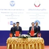 Lễ ký kết Biên bản thỏa thuận ghi nhớ (MOU) về đo tốc độ truy cập Internet giữa Trung tâm Internet Việt Nam (VNNIC) với Cục Viễn thông Lào (LRTA). (Ảnh: Đỗ Bá Thành/TTXVN)