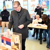 Tổng thống Serbia Aleksandar Vucic bỏ phiếu bầu Quốc hội tại Belgrade, ngày 17/12/2023. (Ảnh: AFP/TTXVN)