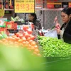 Người dân mua sắm trong siêu thị ở Quý Châu, Trung Quốc. (Ảnh: THX/TTXVN)