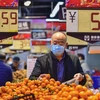 Người dân chọn mua hàng tại siêu thị ở Sơn Đông, Trung Quốc. (Ảnh: THX/TTXVN)