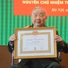 Đại tướng Nguyễn Quyết nhận Huy hiệu 85 năm tuổi Đảng. (Nguồn: Báo Quân đội Nhân dân)