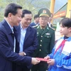 Phó Thủ tướng Chính phủ Lê Minh Khái tặng quà cho học sinh con nuôi của Đồn Biên phòng Sóc Giang, huyện Hà Quảng, Cao Bằng. (Ảnh: Quốc Đạt/TTXVN)