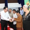 Trưởng ban Nội chính Trung ương Phan Đình Trạc tặng quà gia đình chính sách của tỉnh Cà Mau. (Ảnh: Huỳnh Anh/TTXVN)