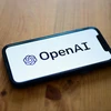 Biểu tượng OpenAI trên màn hình điện thoại di động. (Ảnh: AFP/TTXVN)