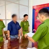 Cơ quan Công an đọc lệnh bắt tạm giam đối với bị can Ngô Văn Hà, Trưởng phòng Quản lý đô thị thị xã Giá Rai (Ảnh: Công an Bạc Liêu)