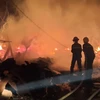 Lực lượng cứu hỏa nỗ lực dập tắt đám cháy. (Ảnh: TTXVN phát)