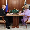Tổng thống Nga Vladimir Putin (trái) trong cuộc gặp Chủ tịch Ủy ban Bầu cử Trung ương Ella Pamfilova tại Moskva, ngày 3/7/2023. (Ảnh: AFP/TTXVN)