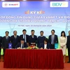 EVNNPT ký kết với Ngân hàng BIDV vay 6.874 tỷ đồng để thực hiện Dự án đường dây 500kV Quảng Trạch-Quỳnh Lưu. (Ảnh: Huy Hùng/TTXVN)