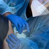 Nhân viên y tế tiêm vaccine ngừa bệnh cúm cho người dân tại San Fernando, California, Mỹ. (Ảnh: AFP/TTXVN)