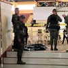 Binh sỹ và cảnh sát Philippines gác tại hiện trường vụ đánh bom ở trường Đại học Bang Mindanao, Marawi, tỉnh Lanao del sur, ngày 3/12/2023. (Ảnh: AFP/TTXVN)