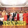 Đại sứ Việt Nam tại Brunei Darussalam Trần Anh Vũ chụp ảnh lưu niệm với cộng đồng kiều bào tại Brunei. (Ảnh: TTXVN phát)