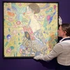 Bức tranh "Lady with a Fan" của danh họa người Áo Gustav Klimt được trưng bày tại nhà đấu giá Sotheby's ở London, Anh. (Ảnh: AFP/TTXVN)