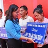 Chủ tịch Liên đoàn Lao động tỉnh Cà Mau Huỳnh Út Mười trao hỗ trợ nhà "Mái ấm công đoàn" cho đoàn viên, người lao động. (Ảnh: Huỳnh Anh/TTXVN)