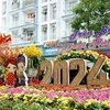 Khu vực cổng chào Chợ hoa Xuân “Trên bến dưới thuyền” năm 2024 được trang trí với nhiều tiểu cảnh sắc màu. (Ảnh: Thu Hương/TTXVN)