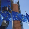 Cờ EU bên ngoài trụ sở Ủy ban châu Âu tại Brussels, Bỉ. (Ảnh: THX/TTXVN)