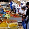 Người dân mua sắm tại một khu chợ ở thành phố Tel Aviv, Israel. (Ảnh: AFP/TTXVN)