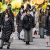 Người dân ở trên phố tại Tokyo, Nhật Bản. (Ảnh: AFP/TTXVN)
