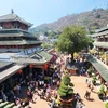 Rất đông du khách đến Miếu Bà chúa xứ Núi Sam (thành phố Châu Đốc, An Giang) để cầu sức khỏe, bình an cho gia đình dịp đầu Xuân mới. (Ảnh: Công Mạo/TTXVN)