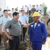 Thủ tướng Phạm Minh Chính chúc Tết công nhân, người lao động đang thi công đường Vành đai 3 đoạn qua Thành phố Hồ Chí Minh. (Ảnh: Dương Giang/TTXVN)