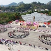Hơn 1.000 vận động viên, nghệ nhân, diễn viên quần chúng đến từ các xã, phường của thành phố Sơn La tham gia đại vòng xòe đoàn kết tại Hội Xuân dâng Bác Xuân Giáp Thìn 2024. (Ảnh: Quang Quyết/TTXVN)